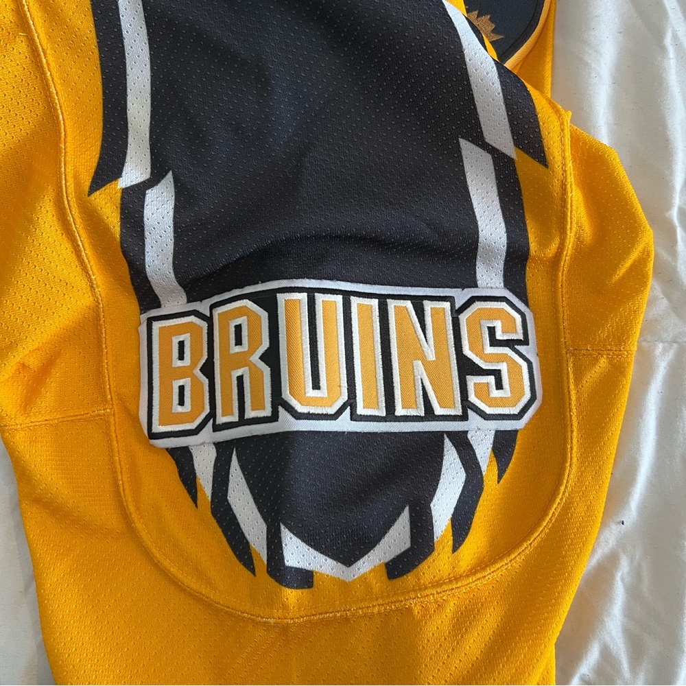 Boston Bruins CCM Pooh Bear NHL Hockey Jersey Vintage Yellow - Picture 7 of 15
